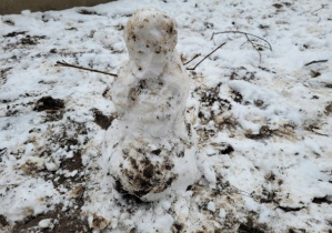 zabawy w ogrodzie na śniegu- bałwanek