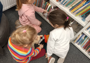 Dzieci z grupy "Motylki" w bibliotece