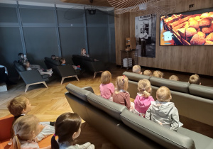 Dzieci w piekarni Grzybki oglądają film edukacyjny
