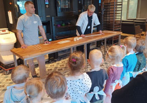 Dzieci w piekarni Grzybki uczą się robienia bułek