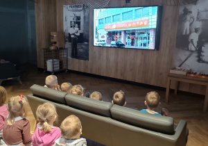 Dzieci w piekarni Grzybki oglądają film edukacyjny