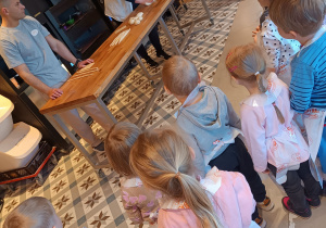 Dzieci w piekarni Grzybki uczą się robienia bułek