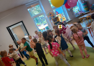 Dzieci tańczące w sali