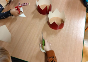 Dzieci robią korony z papieru