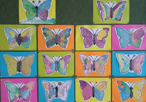 Tablica z pracami plastycznymi dzieci. Są to szablony motylków malowane farbami.