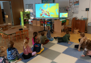 Dzieci oglądają film na temat Włoch