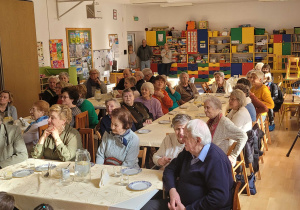 seniorzy z Domu Dziennego Pobytu dla Seniora "Caritas" w Falenicy