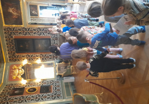 Dzieci w salonie królewskim