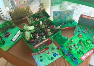Wystawa prac plastyczno- przestrzennych "Łąka i jej mieszkańcy" wykonana przez dzieci i rodziców